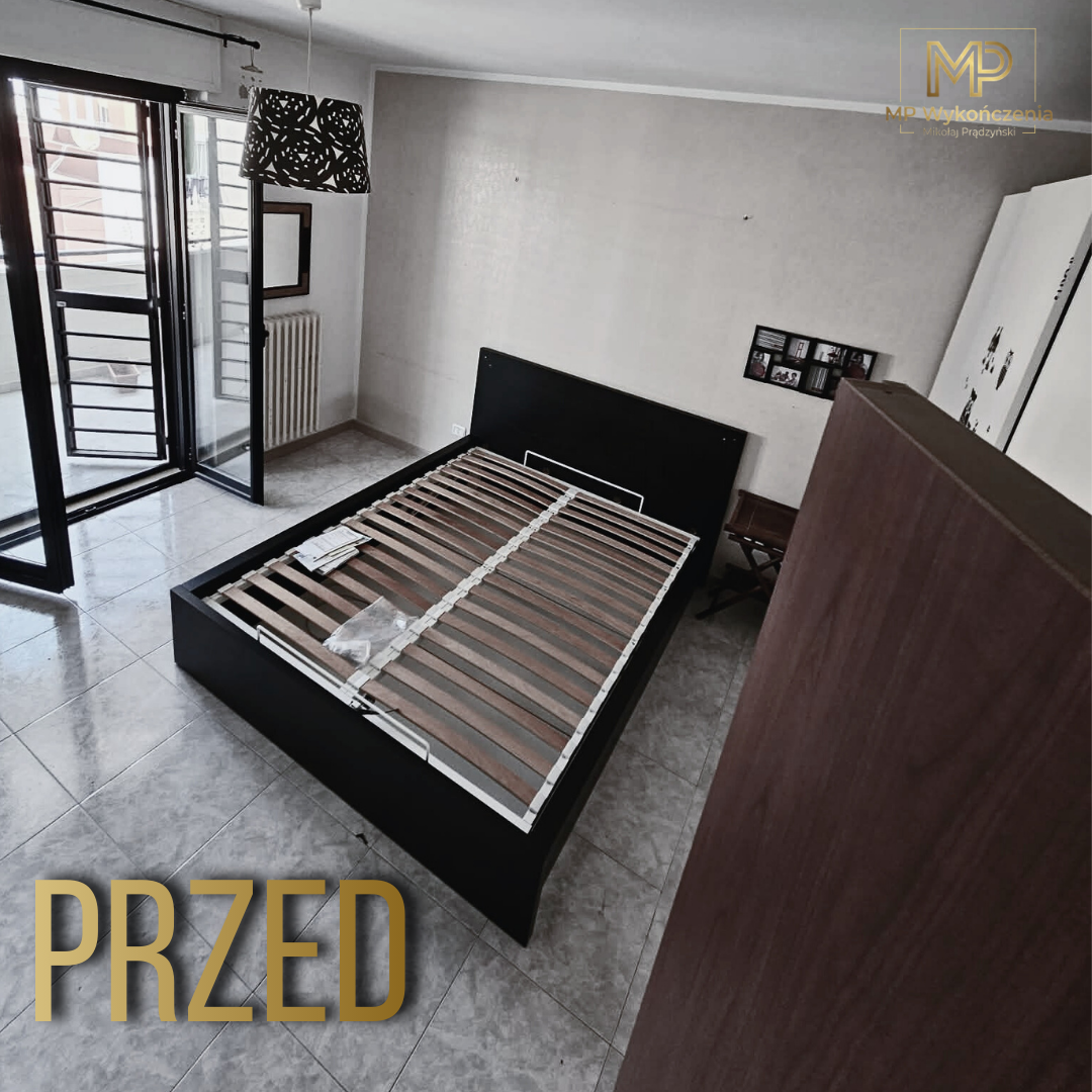 Sypialnia przed remontem - puste łóżko bez materaca
