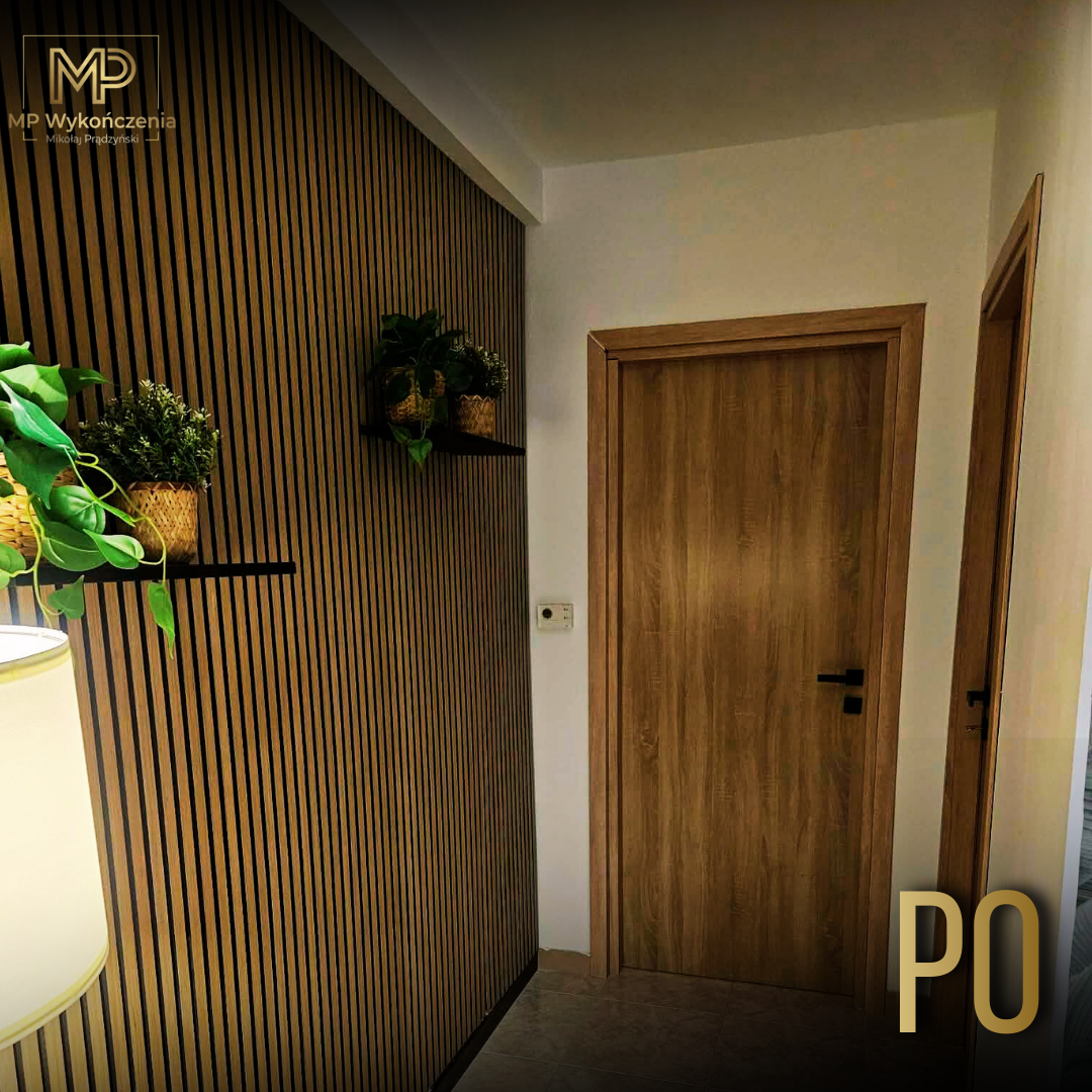 Korytarz po remoncie - drewniane lamele i nowe drzwi