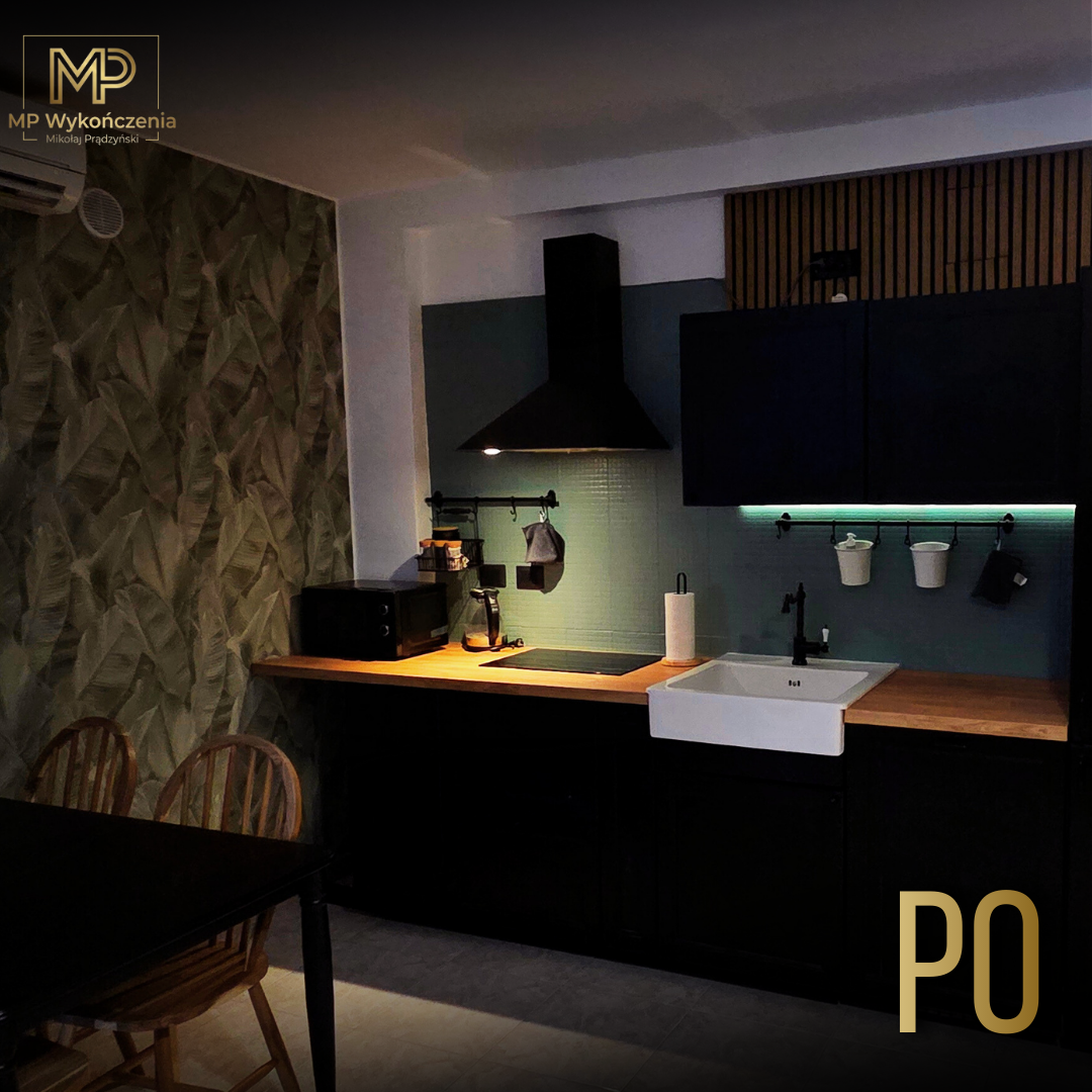 Salon po remoncie - nowoczesna kuchnia z oświetleniem LED